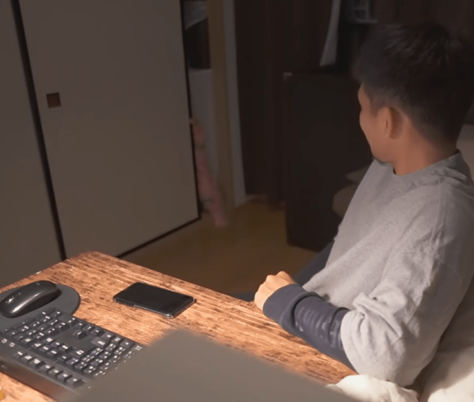 0歳娘を寝かしつけたパパ　しかし、よく見ると…！？「これは仕事できない」「パパさん絶対この状況楽しんでる（笑）」「可愛い怪獣」「微笑ましい」「幸せな時間」