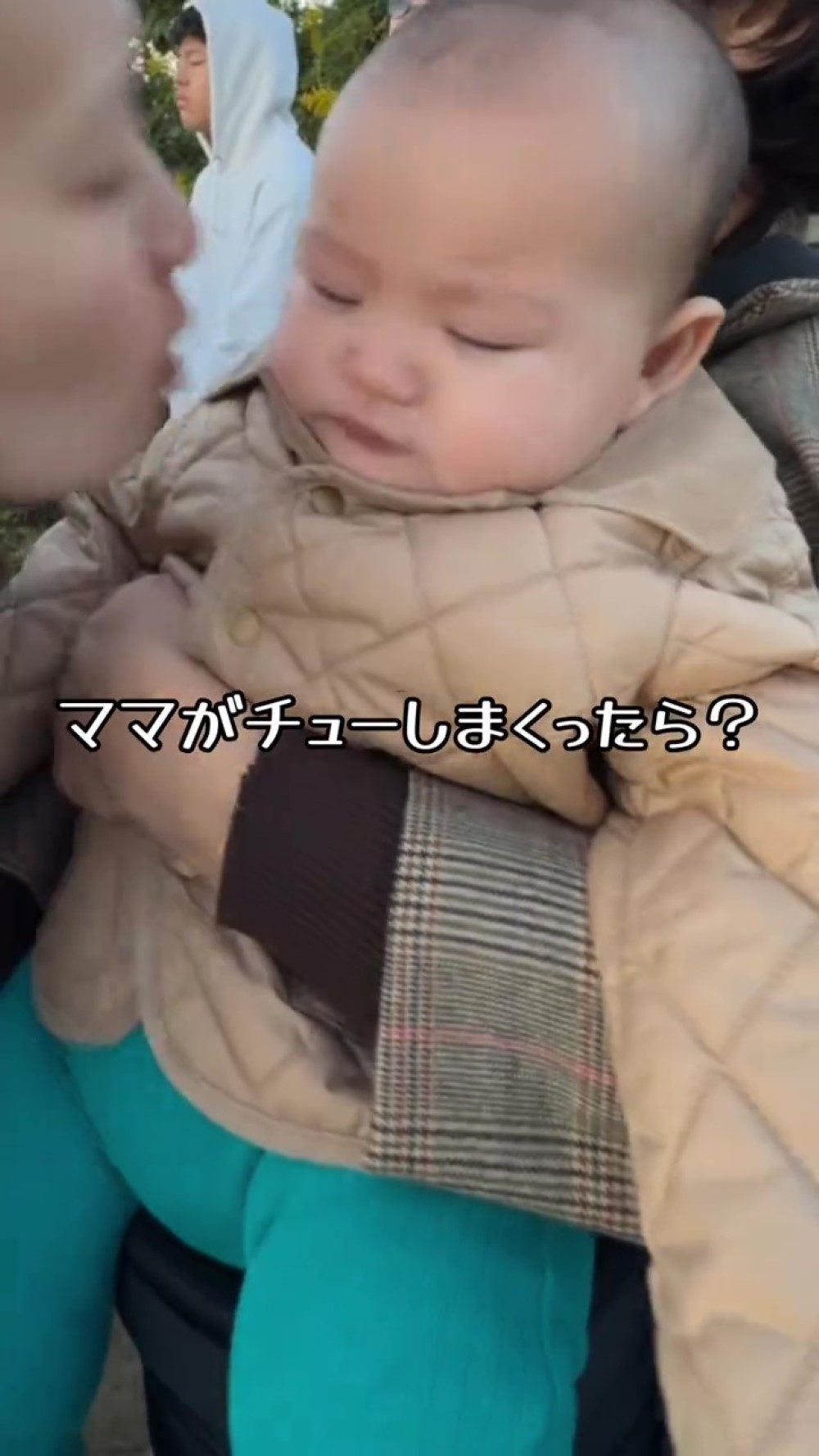 ママからチューをされる赤ちゃん　しかし、よく見ると…「これやりたくなるよね」「人生何回目の赤ちゃん」