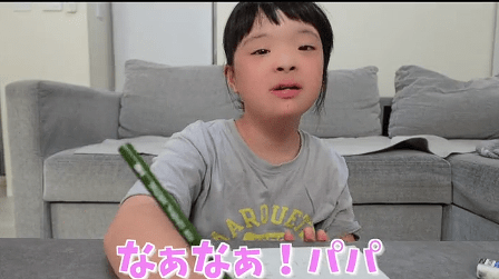 宿題をしている途中で、突然パパに話しかける娘さん（＠fuchan21tより提供）