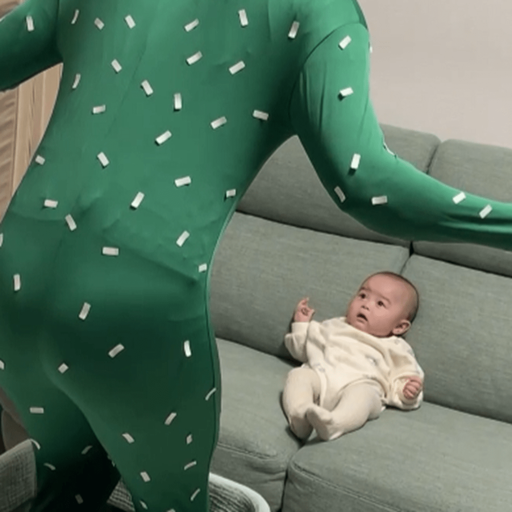 パパさんのサボテン仮装に驚いて固まる赤ちゃん（＠rhythmical_papaさんより提供）