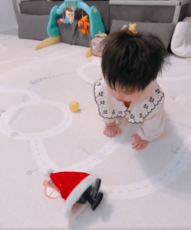 おもちゃを見つめる息子さん（＠ponta_pocopocoさんより提供）