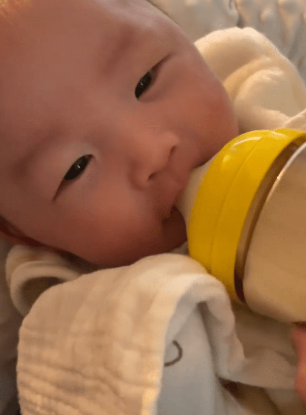 おいしそうに飲む息子さん（@rui_coco1129さんより提供）