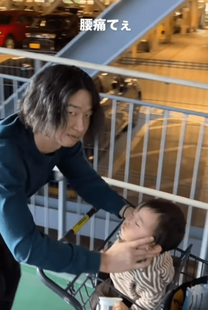 体勢がツラい…（@to_the_top_babyさんより提供）