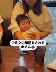 ばあばに抱っこされる赤ちゃん　しかし、よく見ると「タイミングがたまらん」「ばあば、若い、、」「違和感ないなあ」