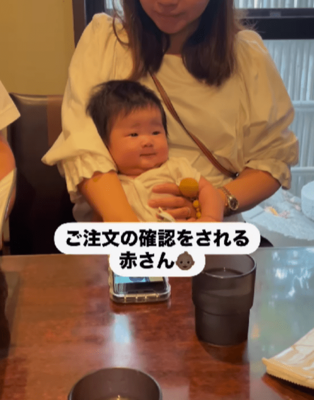 ばあばに抱っこされる赤ちゃん　しかし、よく見ると「タイミングがたまらん」「ばあば、若い、、」「違和感ないなあ」