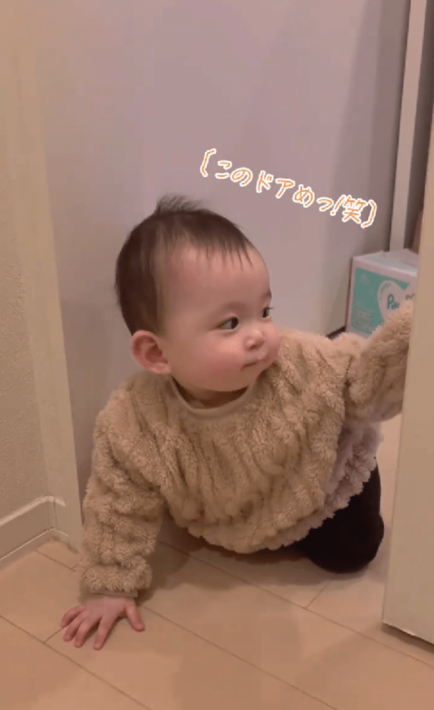 ドアを叱る娘さん（＠ui8851さんより提供）