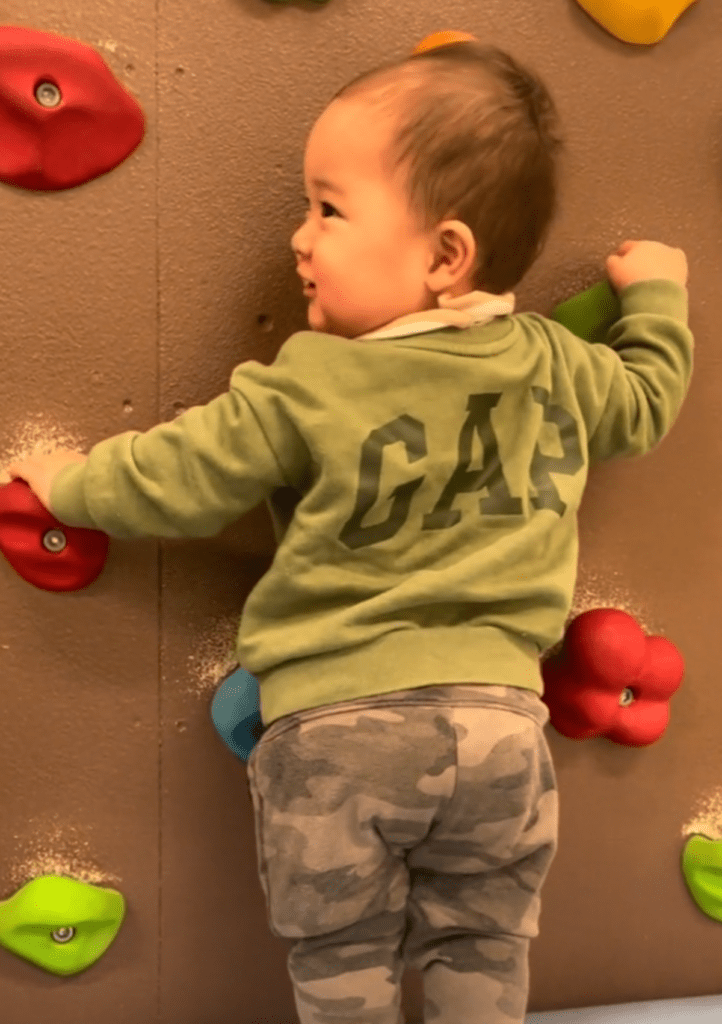 笑顔で楽しそうな息子さん（@osushi19さんより提供）