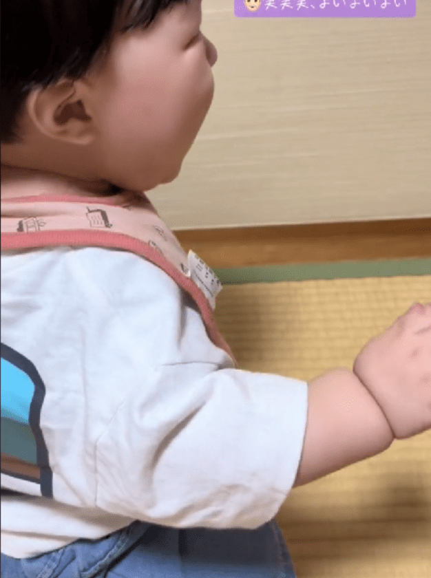 玄関を見つめじいじの帰りを待つ赤ちゃん　じいじが帰ってきた瞬間…！？「2人のやりとりを見てほっこり」