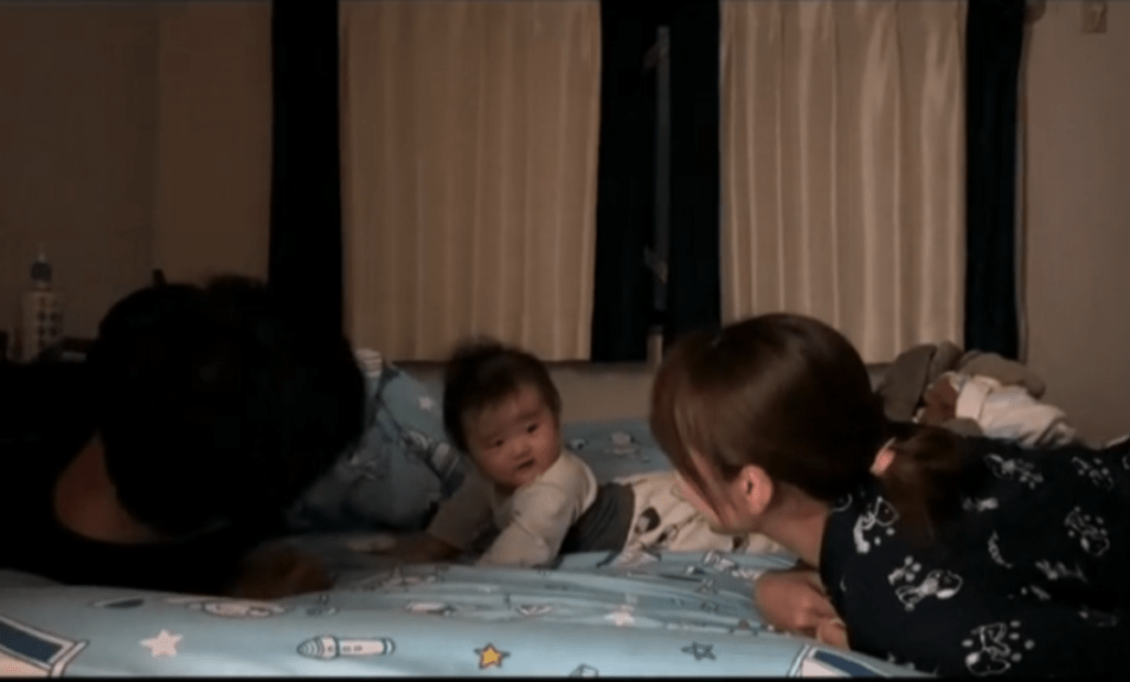 思わず遊んでしまったママさん（@new.moon.39さんより提供）