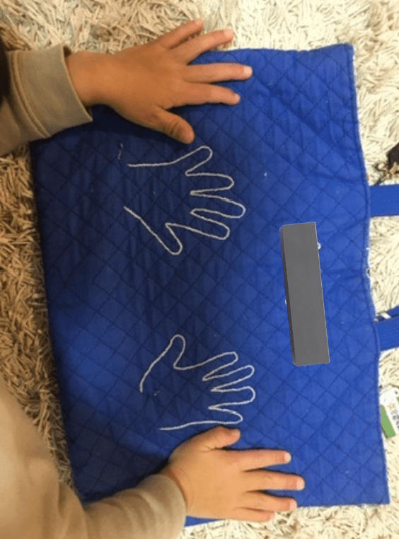 卒園時の手と一緒に（@daizu3351571087さんより提供）