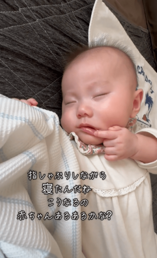 指しゃぶりをしながら寝ていて…（＠user5875317820543さんより提供）