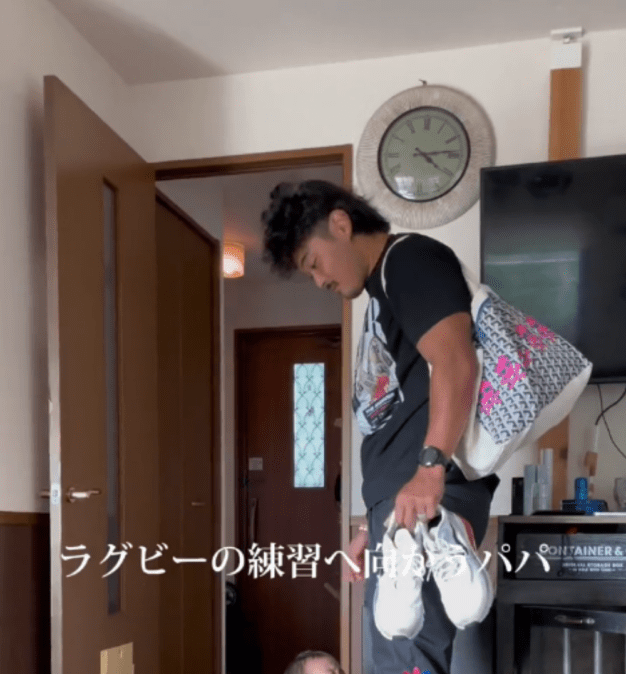 外出前のパパを引き留める0歳息子　しかし、よく見ると…「絶望」「行ってほしくないんだなぁ」