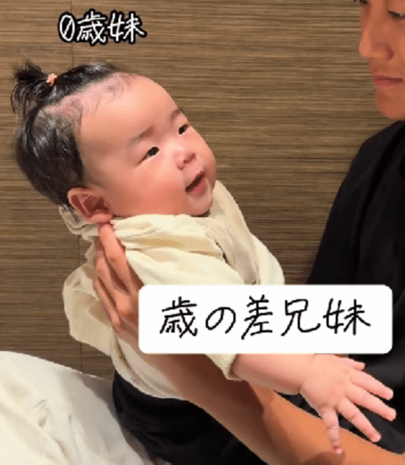 生後5ヶ月の妹をあやす17歳兄　2人の関係に「お兄さんイケメン」「優しい」「ずっと仲良くね」