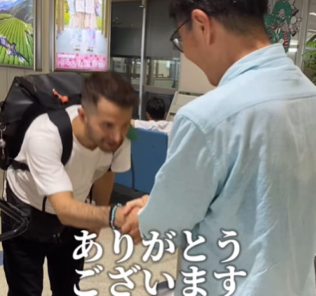 お礼を伝える旦那さん（＠sekaino_asamaruさんより提供）