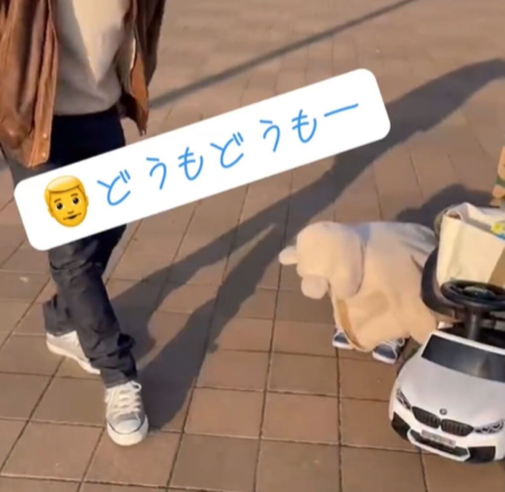 お辞儀をする息子さん（＠y_a.familyさんより提供）