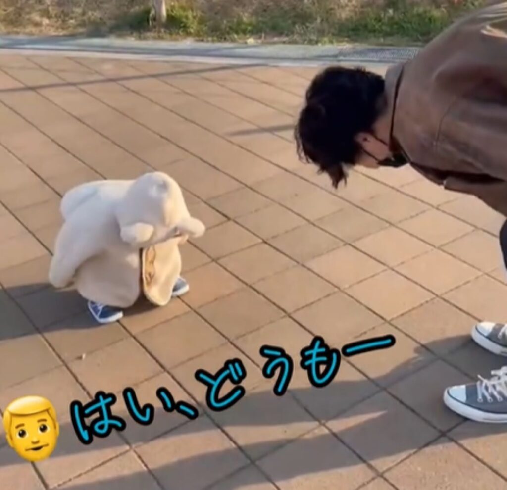 パパさんに合わせてお辞儀（＠y_a.familyさんより提供）