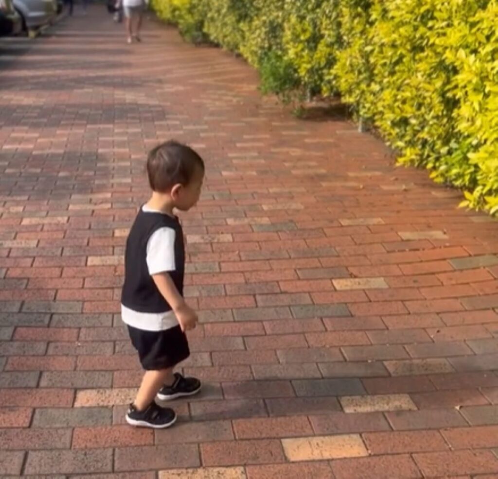 驚く息子さん（＠mitarashi_babyさんより提供）