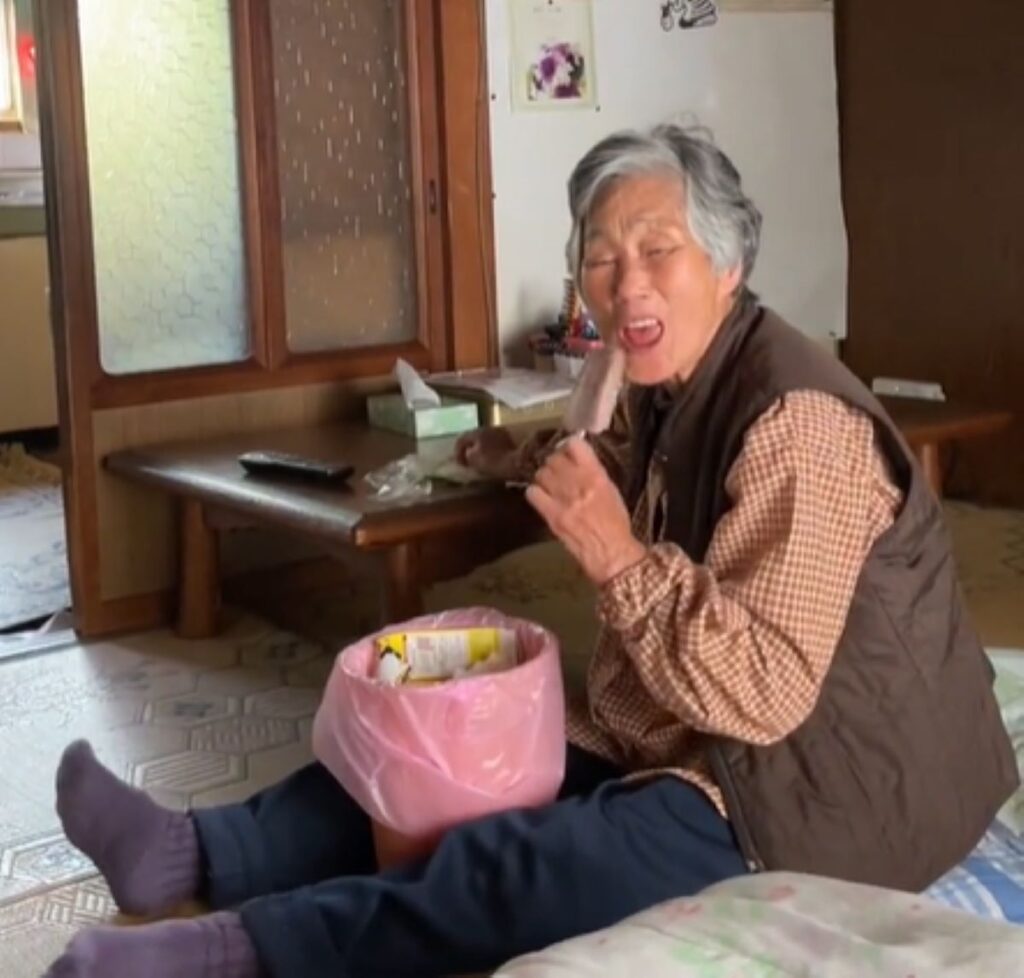 アイスを食べるおばあちゃん（＠halmeoni_creambunさんより提供）