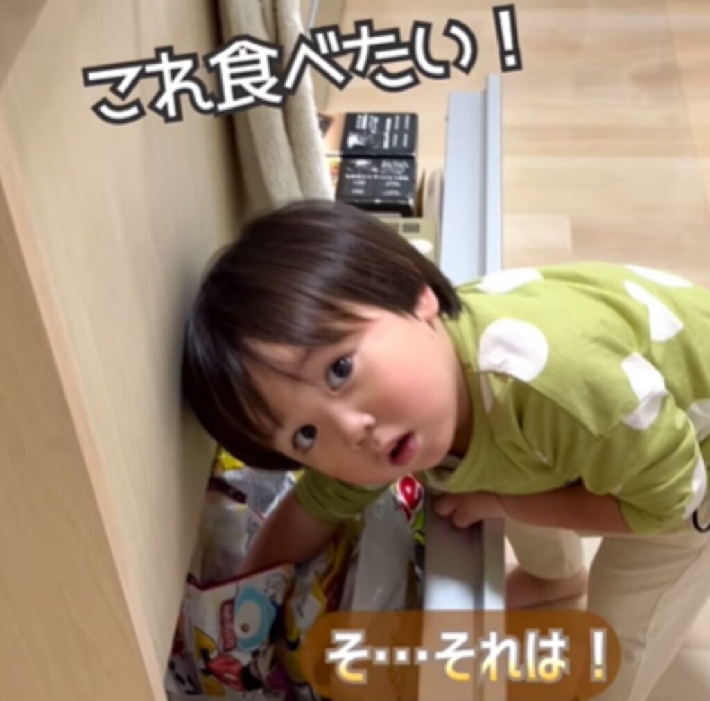 お菓子の中から出したものは…（＠reostagram3215さんより提供）