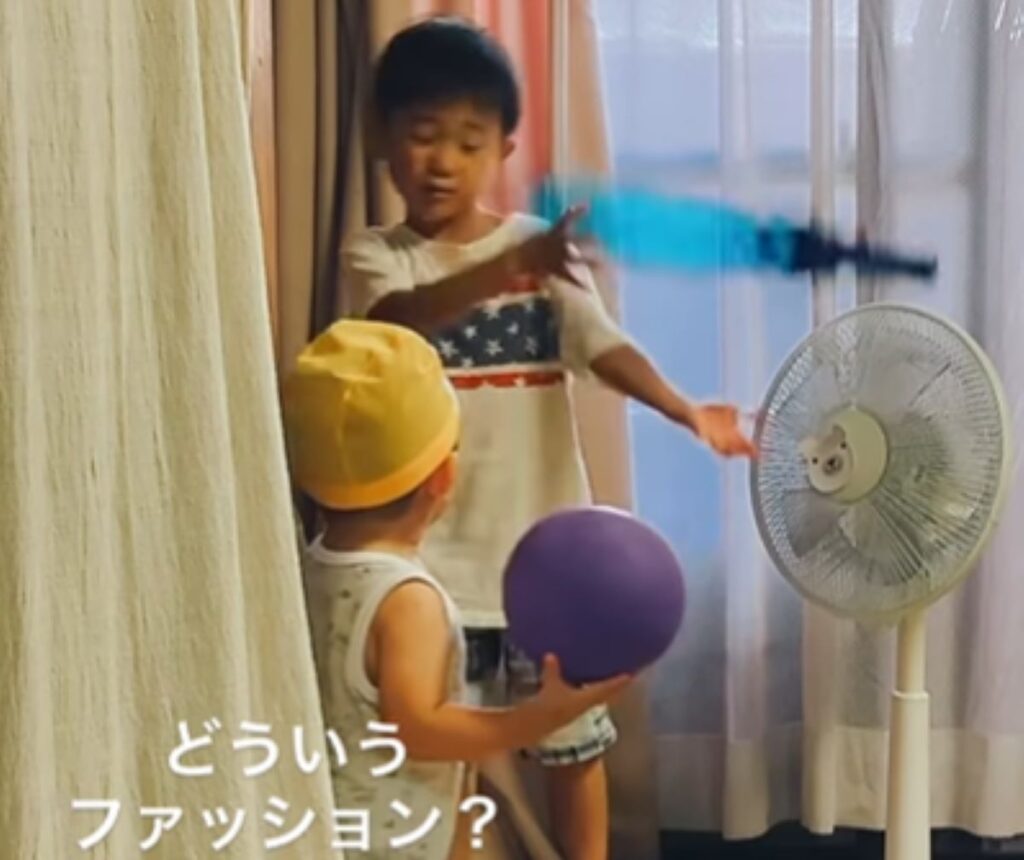 不思議なファッションの弟さん（＠akane_akito_さんより提供）