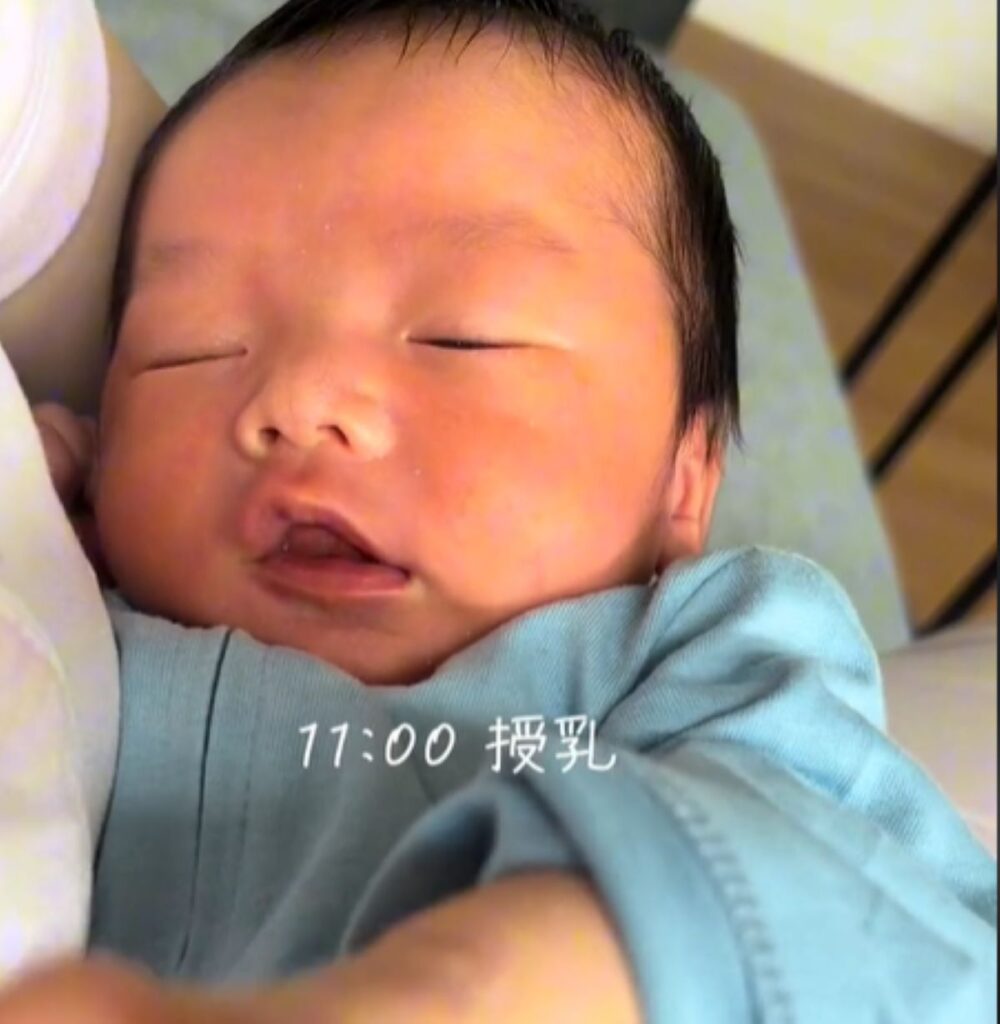 11時に授乳（@apiphu1022さんより提供）