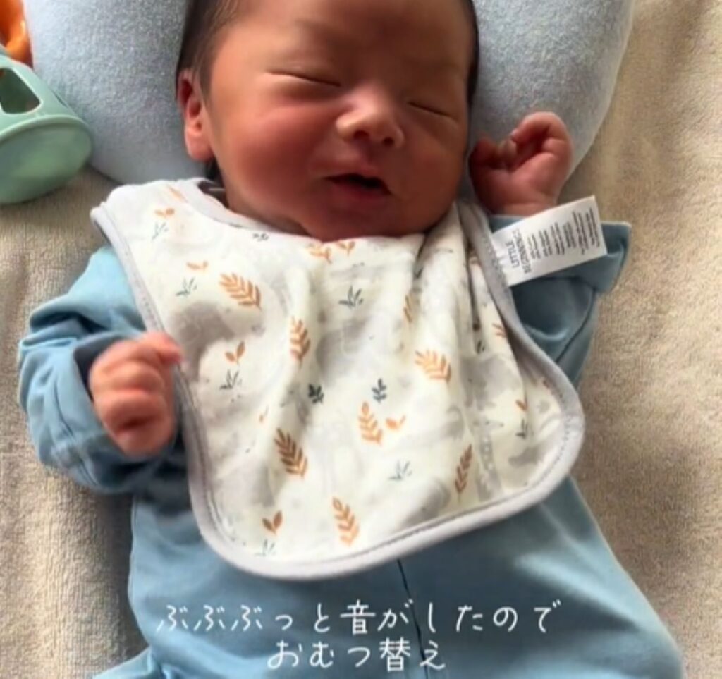 またまたオムツ替え（@apiphu1022さんより提供）