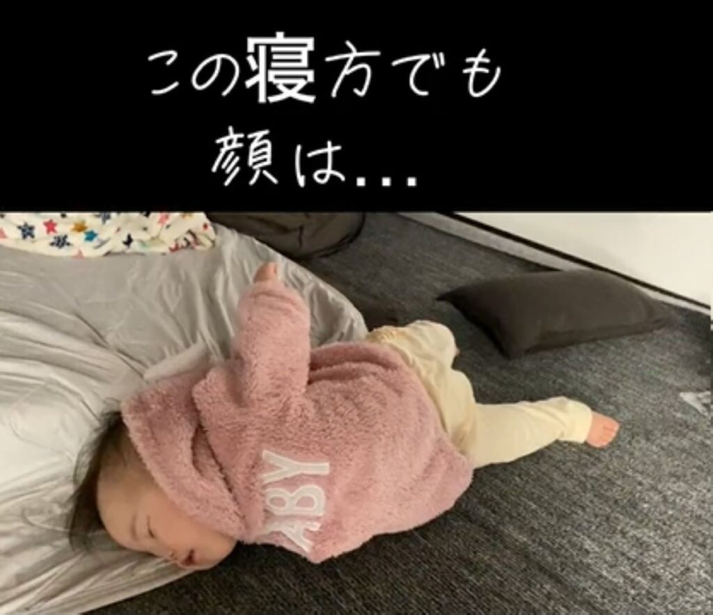 可愛らしい寝方（@maryu.12270404さんより提供）