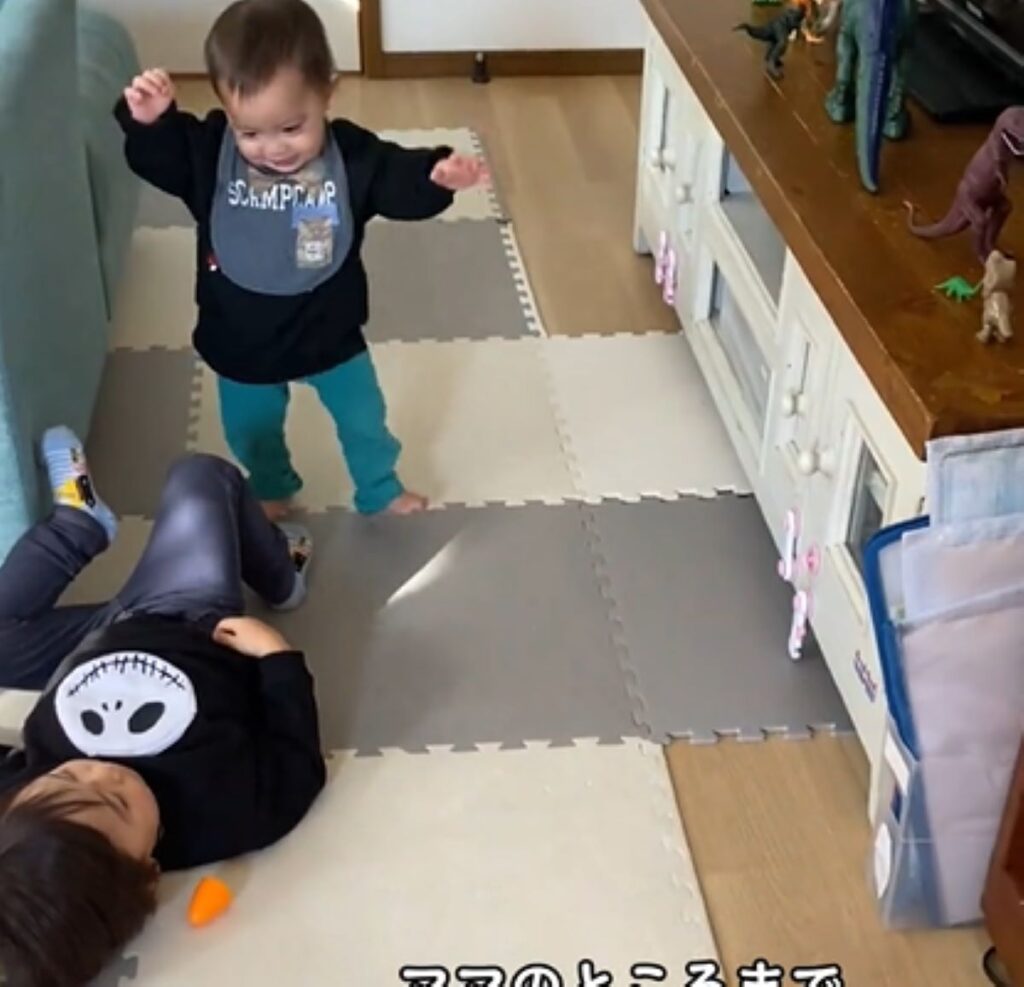 お兄ちゃんを見つけると…（＠achapaluさんより提供）