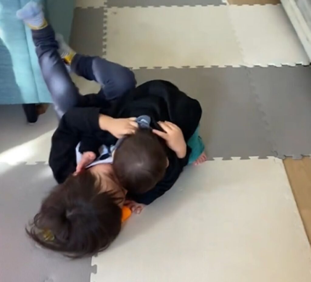 抱きしめるお兄ちゃん（＠achapaluさんより提供）