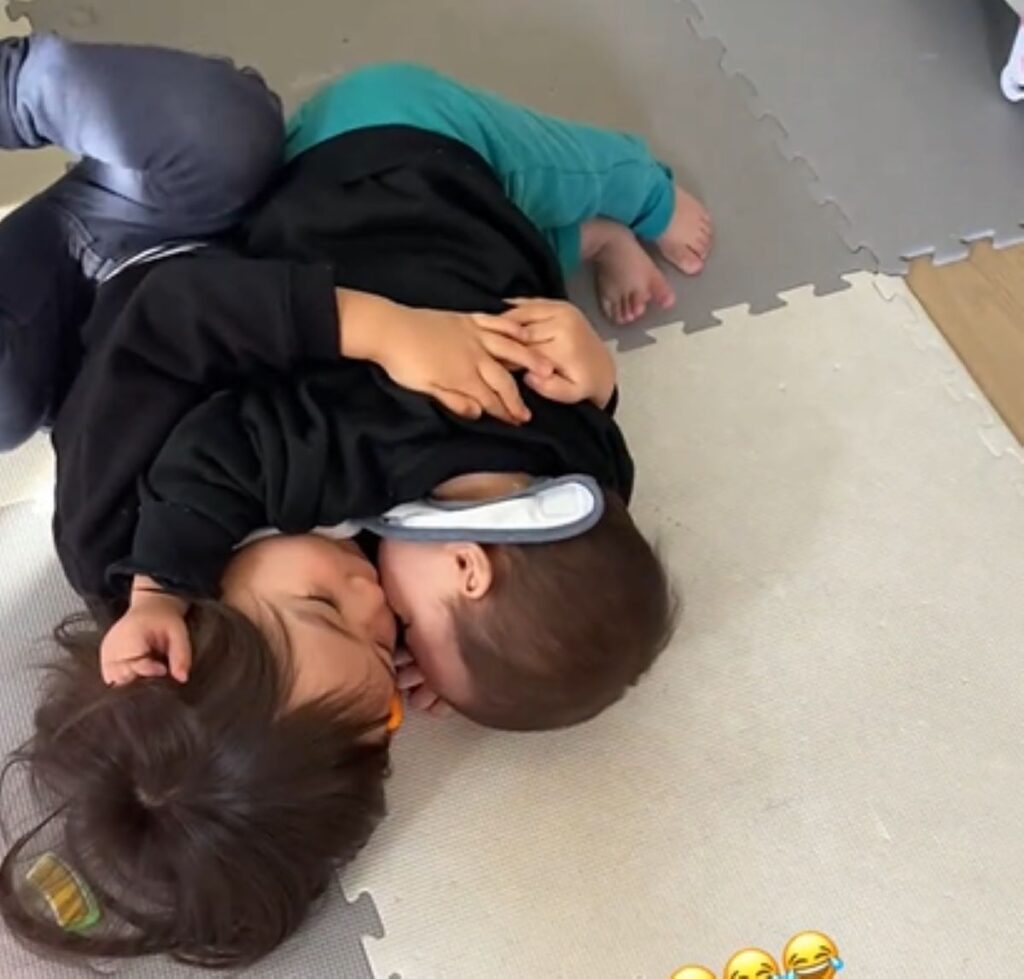 ハグする兄弟（＠achapaluさんより提供）