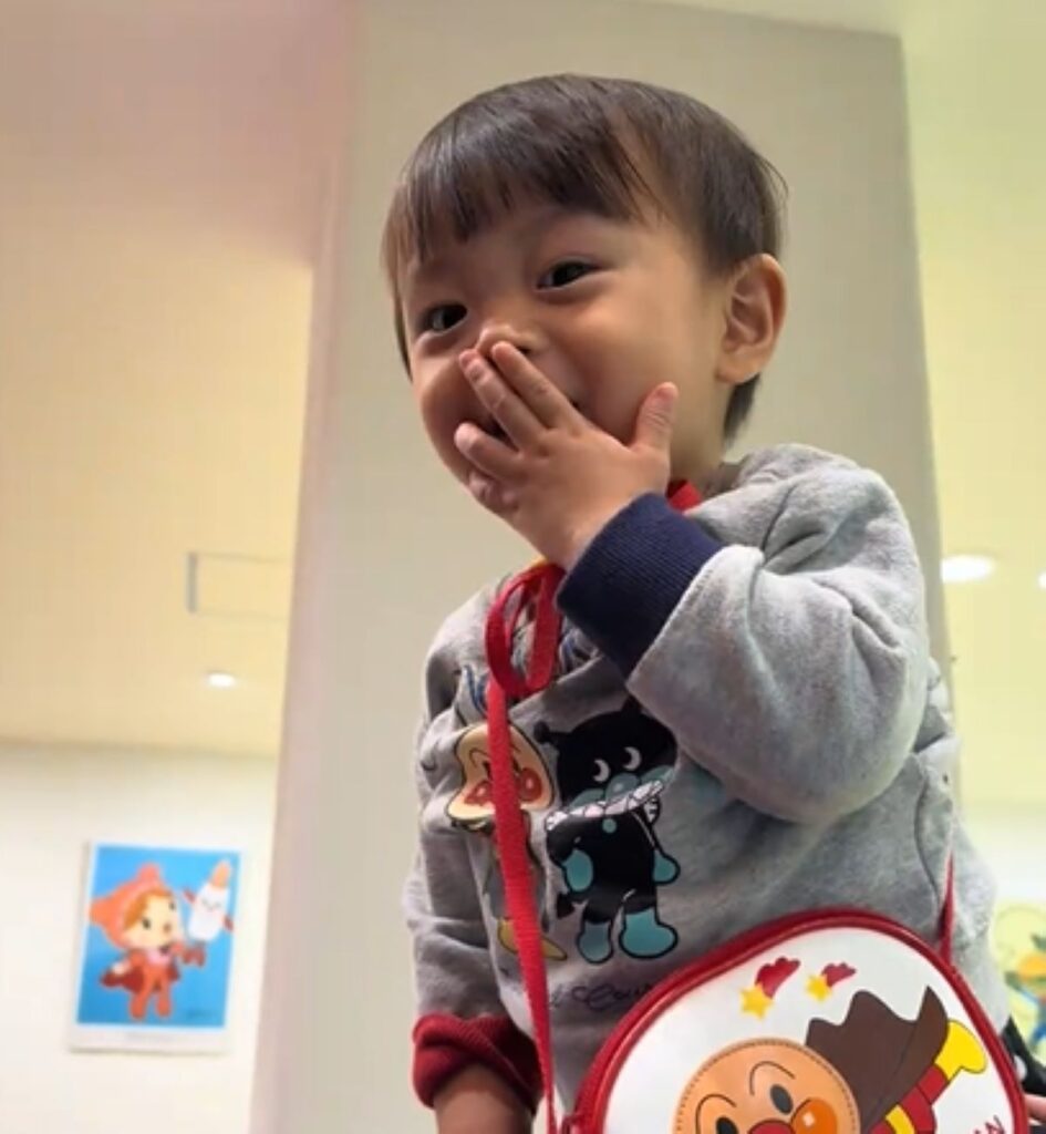 口に手を当てる息子さん（＠lion_kun_4さんより提供）