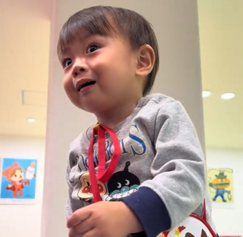 目を見開いています（＠lion_kun_4さんより提供）