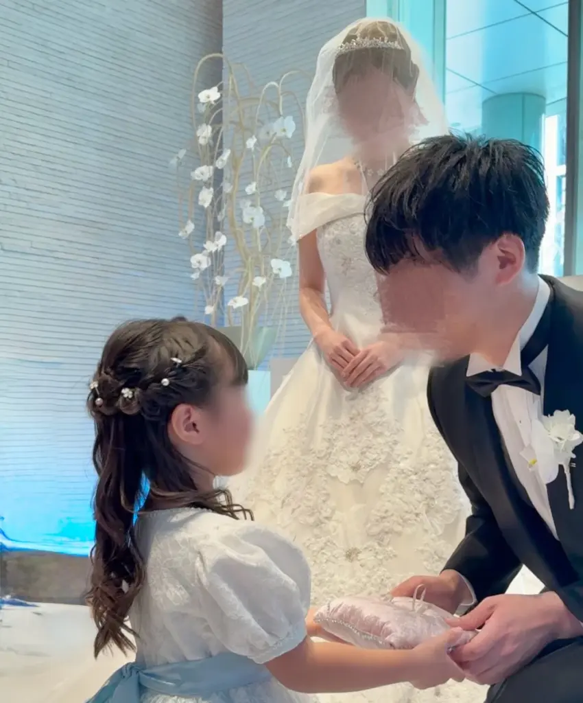 リングを手渡す娘さん（@yukytp40209さんより提供）