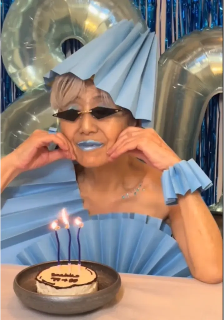 【実際の写真6枚】　サングラスを外した姿