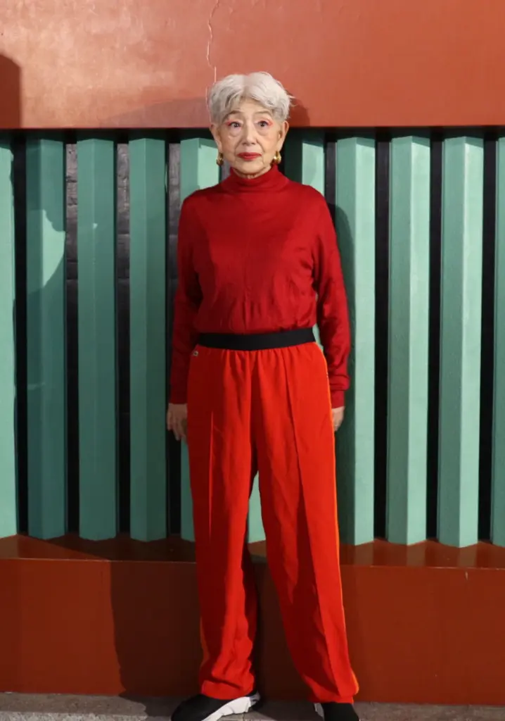 かっこよくポーズを決めるサチコさん（@_sachiko79_さんより提供）