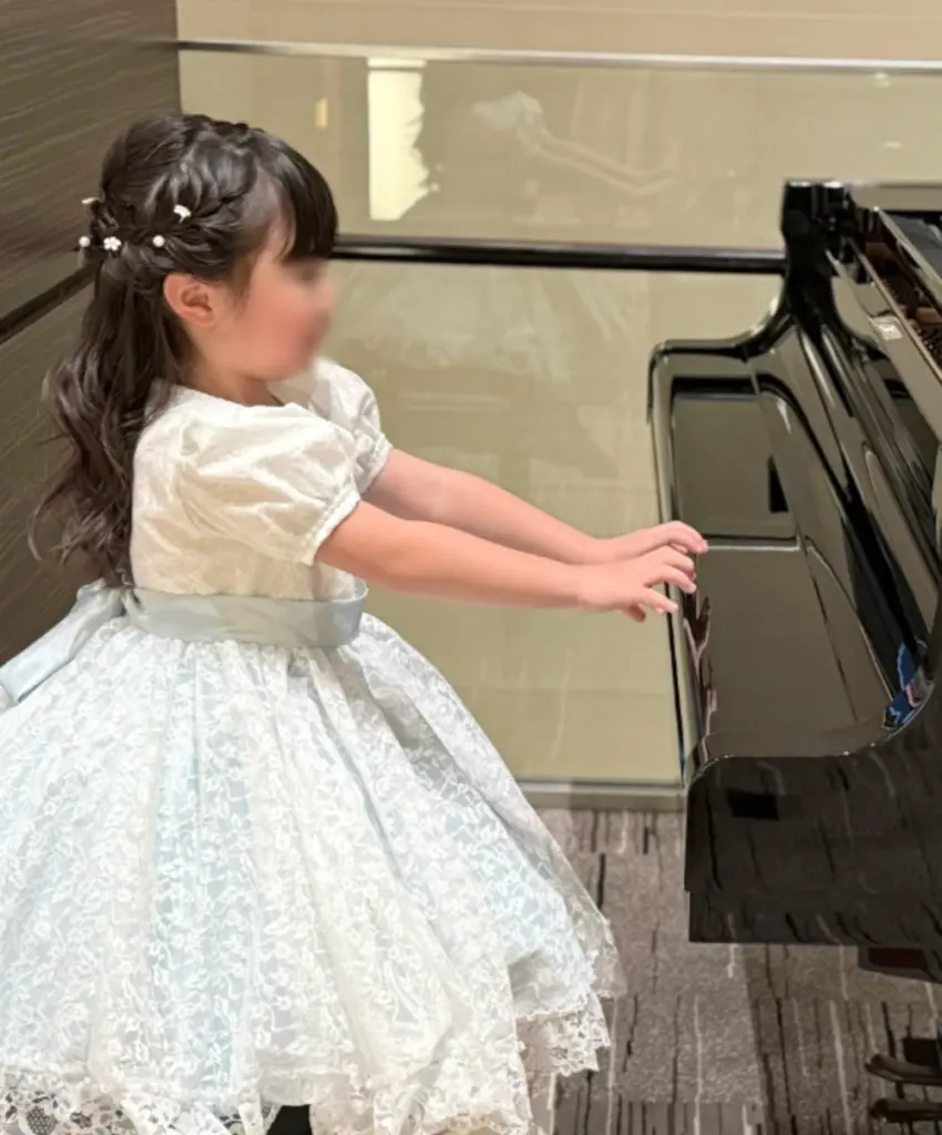 ピアノの前に座る娘さん（@yukytp40209さんより提供）