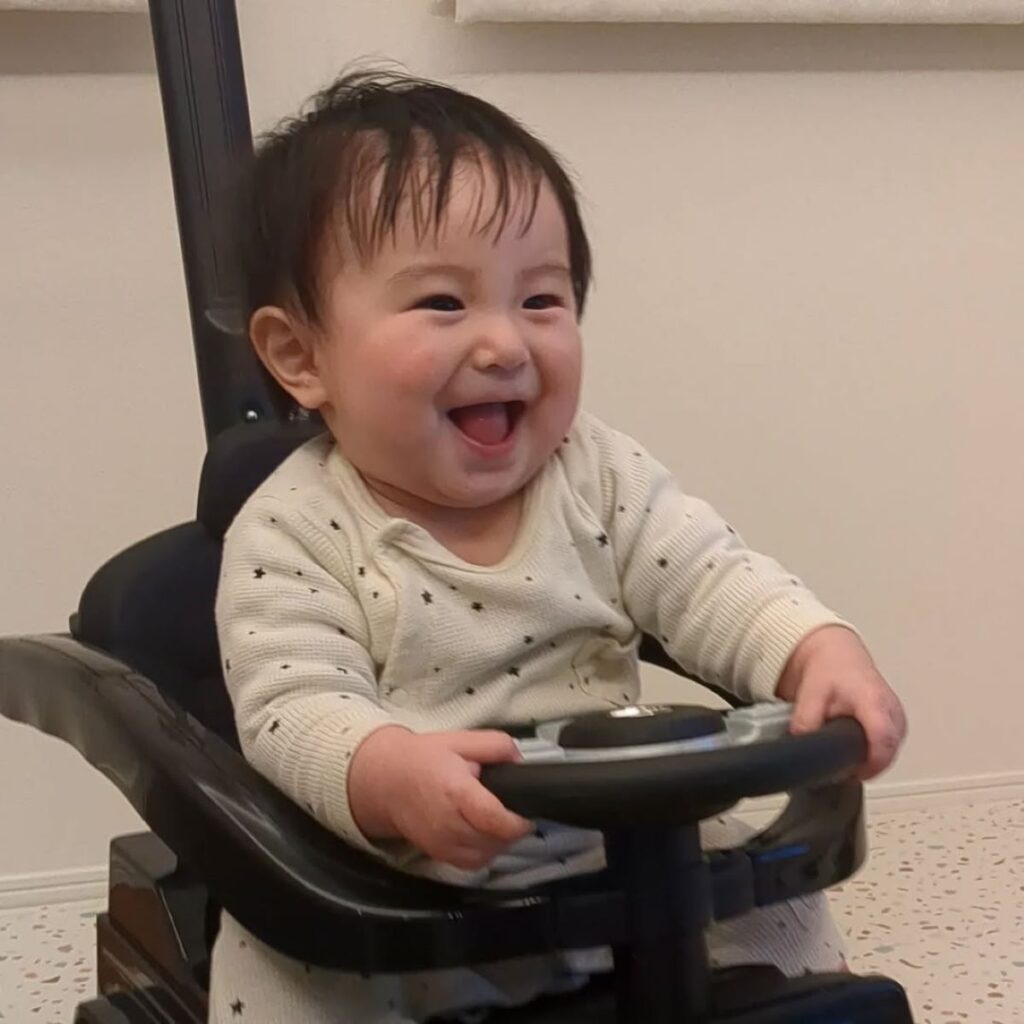 楽しそうな息子さん（＠sochan_2834さんより提供）