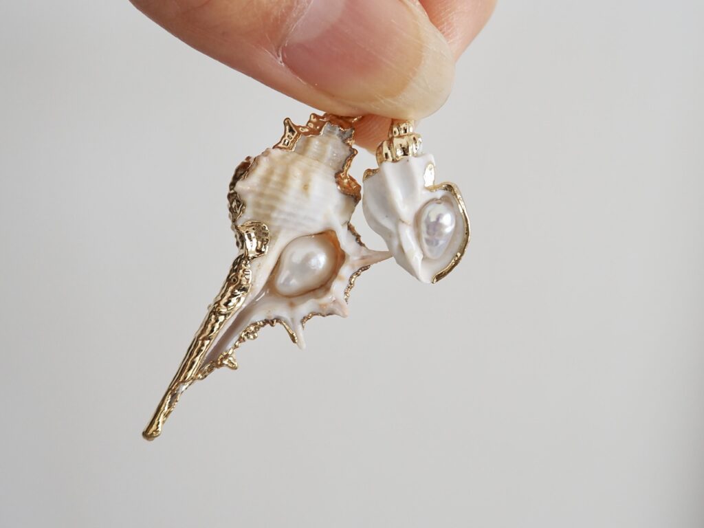 殻口に真珠をシンデレラフィットさせた作品（@kaigaratoningyoさんより提供）