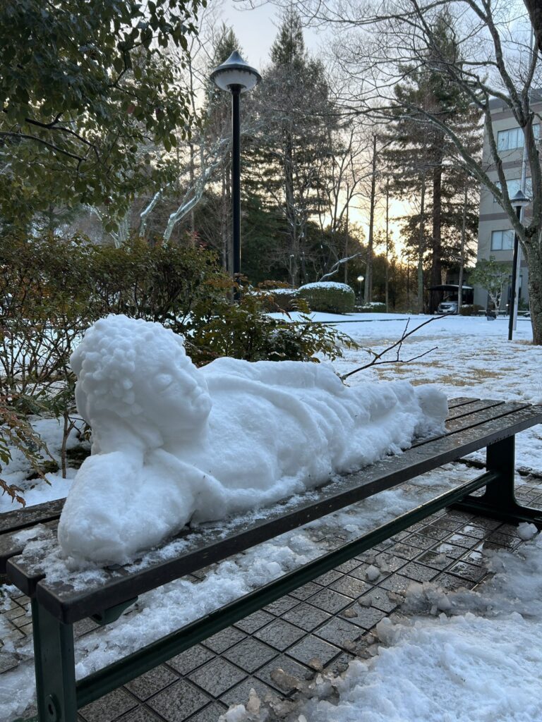 雪で作った仏像（@ne_ne_woodさんより提供）