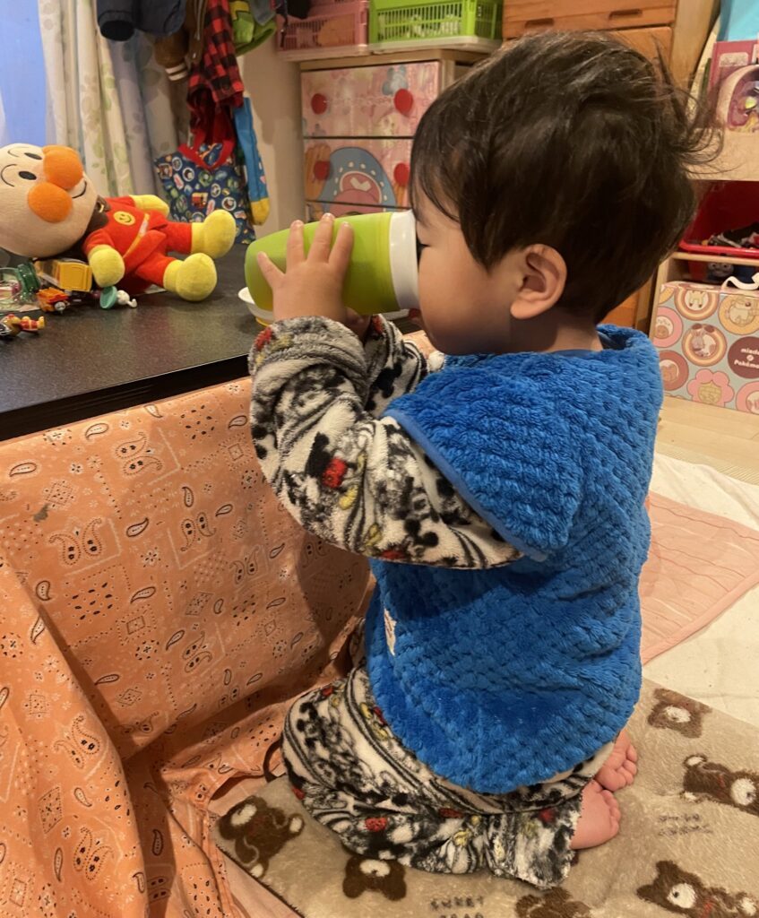 飲み物を飲む息子さん（@R453374510さんより提供）