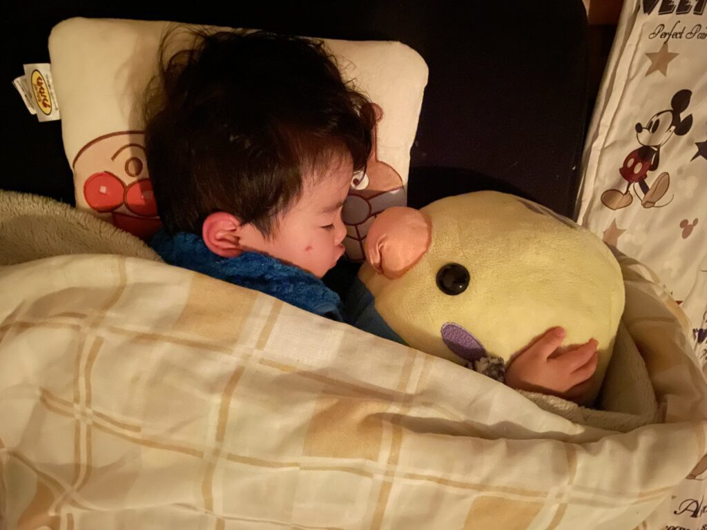 ぬいぐるみと眠っています（@R453374510さんより提供）