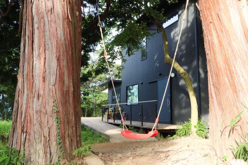 手作りのツリーブランコ（筆者撮影）