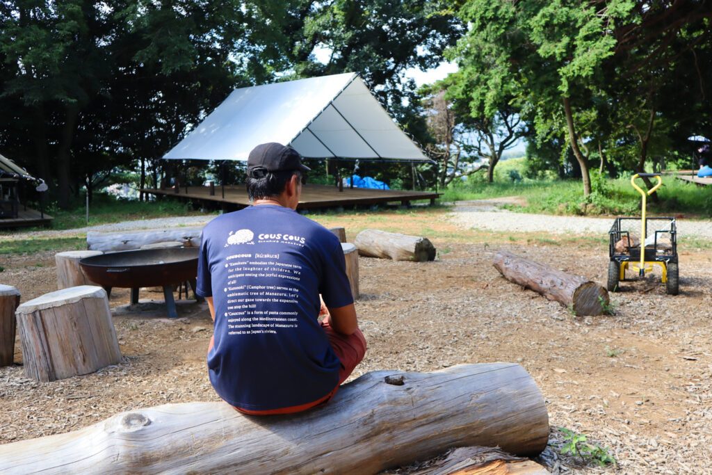 テントもベンチもすべて自分たちで手作りしている（筆者撮影）