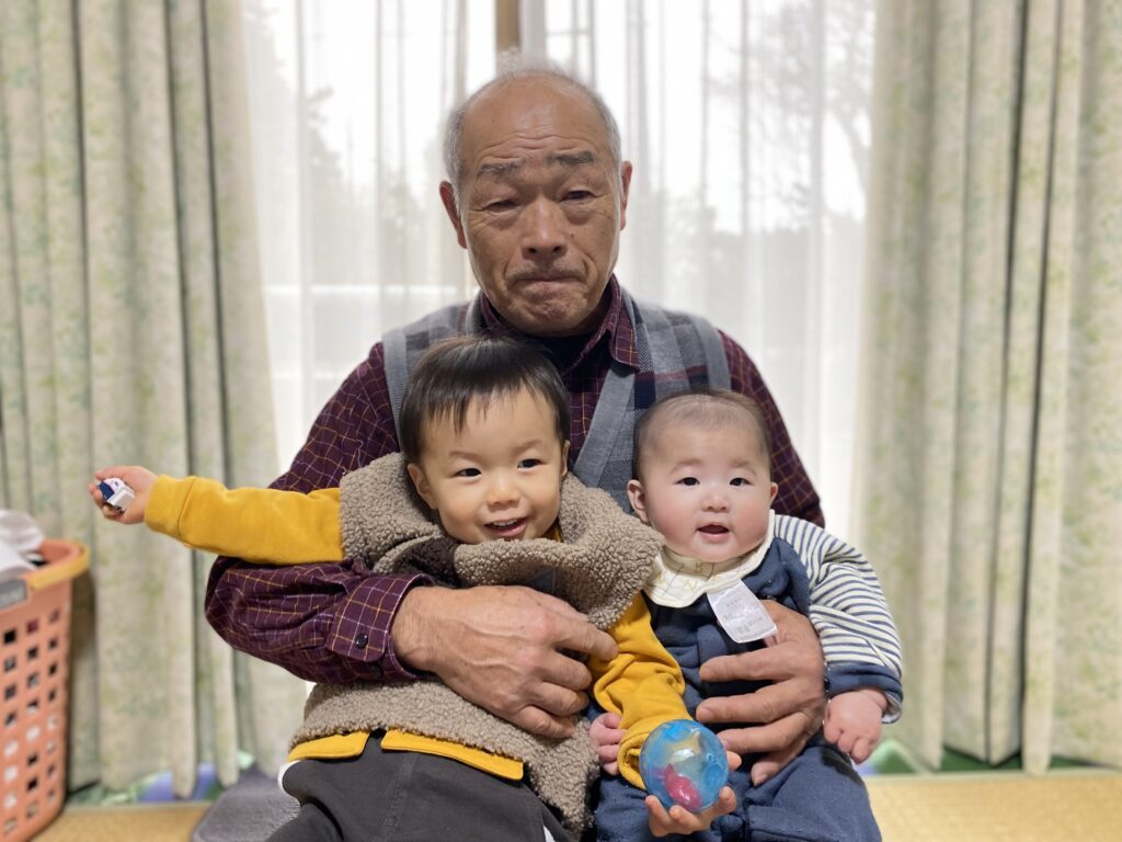 ひいおじいちゃんの抱っこ（＠ktzk5さんより提供）