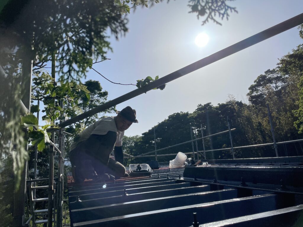 屋根の補修も自分達で行った（藤田さんより提供）