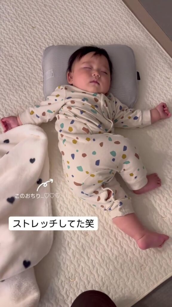 まさかの寝方をしていた（＠nikuman___karaageさんより提供）