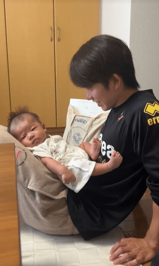 パパとお話しする0歳息子　しかし、よく見ると…「お父さんイケメン」「意志が強い」「可愛い」「お父さん若い」