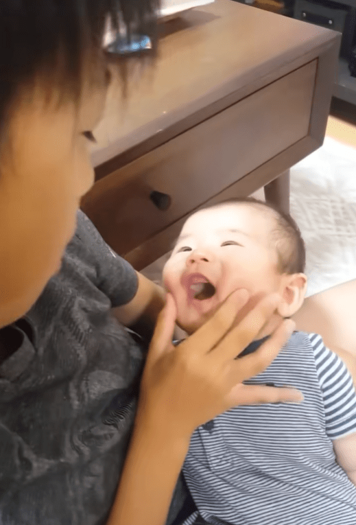 0歳弟を抱っこする10歳兄　しかし、その後…「泣けてくる」「幸せな気持ちになりました」「2人とも可愛い」