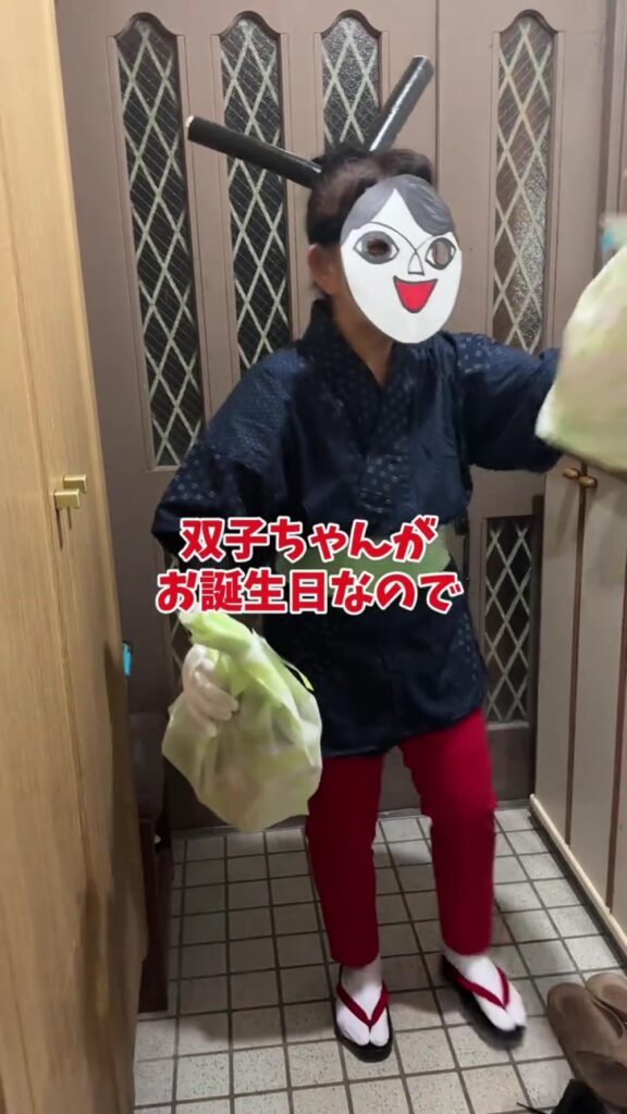 プレゼントを配布（＠hichonさんより提供）