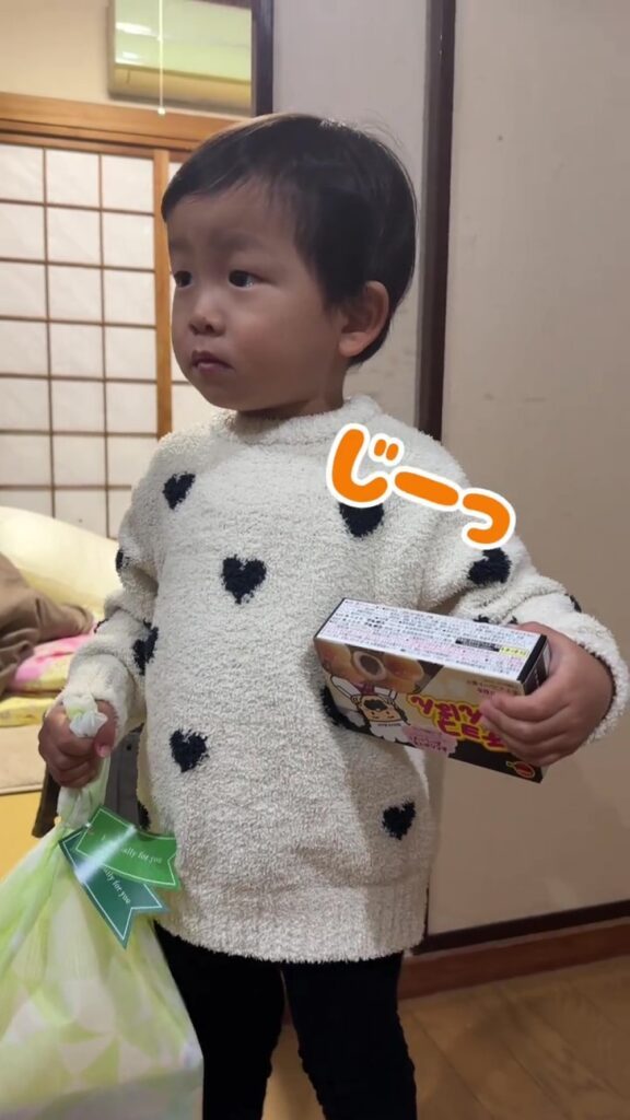 じーっと見つめて…（＠hichonさんより提供）